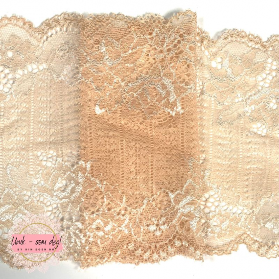 Blonde 16 cm - beige med hvite broderier