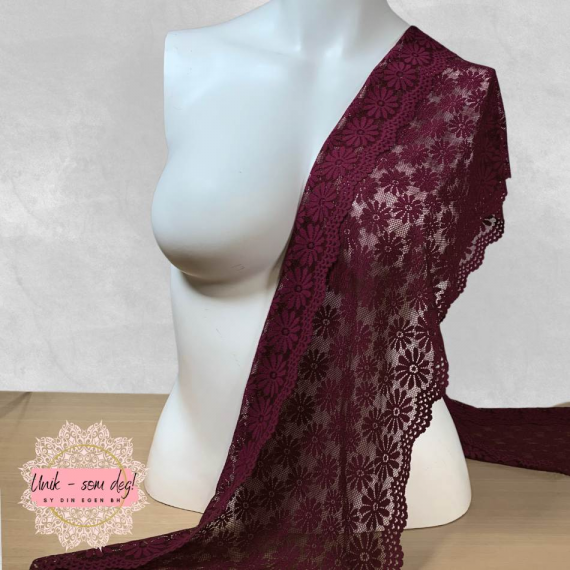 Blonde 29 cm - wine med blomster